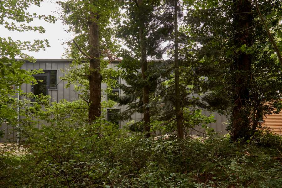 Steel profiles and wooden panels in stylish façade installation, Geibelstraße 18, 23611 Bad Schwartau